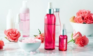 Da mụn có nên dùng nước hoa hồng hay không?