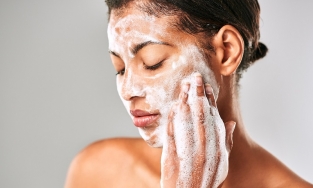 Da mụn nên dùng sữa rửa mặt nào mới tốt?
