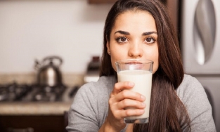 Uống sữa buổi tối có béo không? Tại sao?