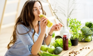 Ăn gì để tóc mau dài và suôn mượt?