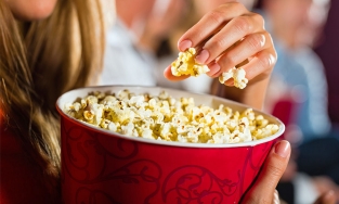 Tại sao các rạp chiếu phim chọn bán bỏng ngô mà không phải món khác?