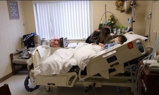 Cô gái gốc Việt bị bỏ mặc trên bàn mổ sau ca nâng ngực đã qua đời