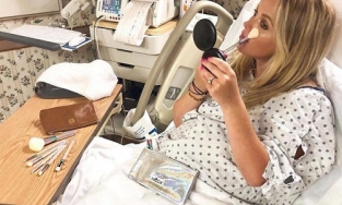 Lên bàn đẻ cũng phải 'lồng lộn': Trào lưu trang điểm trước lúc lâm bồn