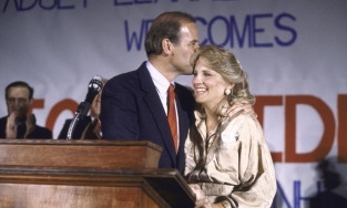 Các cặp tình nhân có ăn mặc ăn ý được như vợ chồng ông Joe Biden?