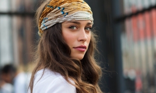 Tô điểm cho mái tóc thêm xinh với 3 cách thắt khăn lụa 