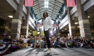 Phó tổng thống Mỹ Kamala Harris và vũ khí bí mật của bà: Thời trang