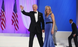Bà Jill Biden muốn truyền tải thông điệp gì thông qua ngôn ngữ thời trang?