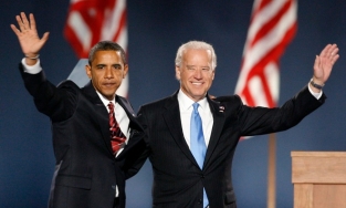 Tổng thống Joe Biden và ông Obama luôn xuất hiện đồng điệu bên nhau