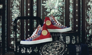 Mang hồn Việt vào thời trang, 9x vẽ họa tiết truyền thống lên giày Converse