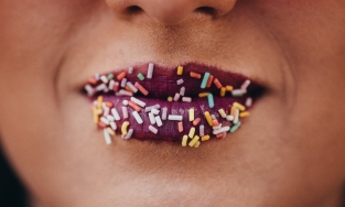 Một đôi môi căng bóng, quyến rũ với 7 mẹo sau