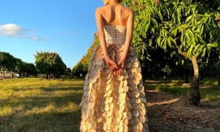 Nữ sinh 18 tuổi tự tay làm váy bằng hột xoài để bảo vệ môi trường