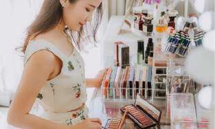 Soi gu thời trang ngập tràn đồ hiệu của vợ sắp cưới Phan Thành 