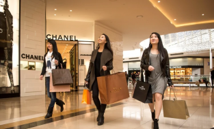 Giới trẻ Hồng Kông thi nhau thuê túi hiệu 