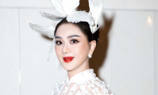  “Công chúa” Lâm Khánh Chi đội mũ chim trắng tung bay trong AVIFW