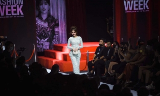 Chẳng cần hở bạo, Ngọc Trinh chiếm trọn spotlight AVIFW 2020 đêm cuối cùng