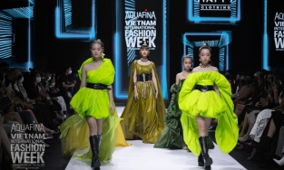 Lynk Lee thần thái ngút ngàn thu hút mọi ánh nhìn trên sàn diễn AVIFW 2020