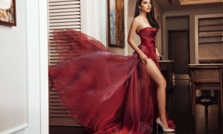 Soi gu thời trang của nhân vật đầm đỏ tự dưng dính thị phi tại show Đỗ Long: da nâu, môi tều, hở bạo không thua ai 