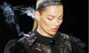 15 khoảnh khắc xuất thần trên sàn catwalk của Kate Moss 
