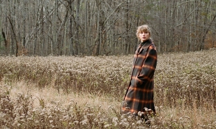 Trenchcoat Taylor Swift mặc trong Evermore cháy hàng 