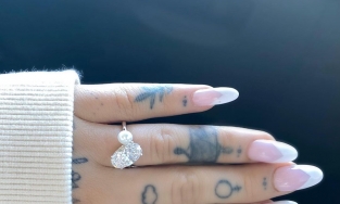 Ariana Grande đeo nhẫn đính hôn kim cương phối ngọc trai có giá 6 con số 
