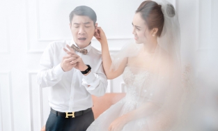 Bạn gái kém 15 tuổi của nghệ sĩ Công Lý rạng rỡ trong 3 thiết kế váy cưới được đặt hàng riêng