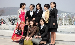 Có gì bên trong cuốn tạp chí thời trang ở đất nước bí ẩn nhất thế giới? 