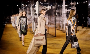 Đằng sau sự xa hoa của tuần lễ thời trang 