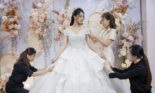 Bùi Tiến Dũng chi 800 triệu đồng, tự lên ý tưởng cho váy cưới của vợ