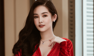 Diện đầm đỏ rực rỡ đi dự sự kiện thời trang nhưng vòng eo của Lê Âu Ngân Anh mới là điều gây chú ý