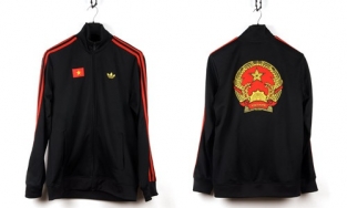 Giới trẻ Việt Nam săn lùng áo khoác Adidas in hình quốc huy Việt Nam 
