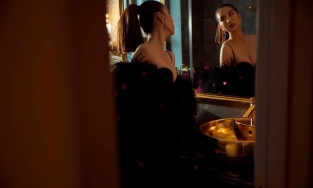 Rét đậm, rét hại cũng khó lòng ngăn Ngọc Trinh mặc phong phanh đi dự tiệc 