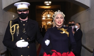 Lady Gaga đeo ghim cài áo bồ câu khổng lồ tham gia Lễ nhậm chức Tổng thống Mỹ 