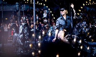 Chàng hoàng tử bạch mã Marc Jacobs và 17 năm cống hiến cho Louis Vuitton 