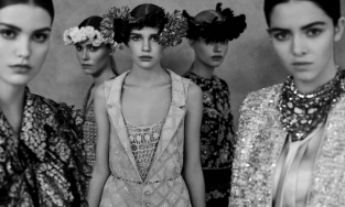 Chanel Haute Couture Xuân Hè 2021: Một Chanel không phô trương dưới thời Virginie Viard