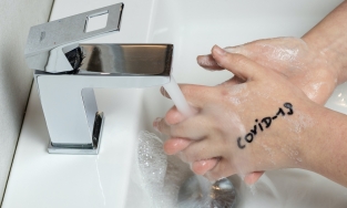 Rửa tay mùa Covid: Đừng để đôi tay của bạn khô nứt, nhăn nheo