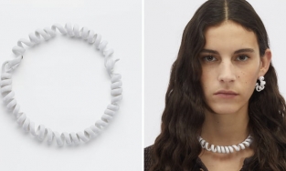 Chiếc vòng gần 50 triệu giống như chun buộc tóc lò xo vài nghìn ở Việt Nam