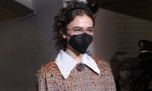 Con gái bà Kamala Harris sẽ sải bước trên sàn catwalk cùng chị em Hadid 