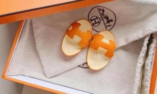 Không có tiền mua dép Hermès nghìn đô thì mình đi tạm dép vỏ cam cũng được 