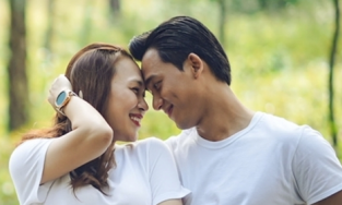 Đồ đôi của các chị đại Vbiz và tình trẻ 