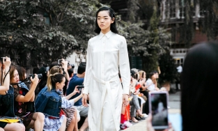 Từng bị chê bai về ngoại hình, nữ người mẫu Singapore vẫn tỏa sáng 