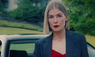 I Care A Lot (Netflix): Học kẻ xấu Rosamund Pike lên đồ đi làm cho sang