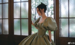 Hoa hậu hoàn vũ Trung Quốc nhập viện vì mặc váy quá bó 