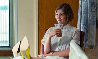 I Care A Lot (Netflix): Ẩn ý đằng sau phục trang của ác nữ Rosamund Pike 