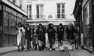 BST Chanel Thu - Đông 2021: Những quý cô thành thị tự do 