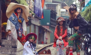 Hai cặp mẹ con xuống phố trong những bộ cánh thời trang độc đáo