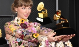 Taylor Swift không phải ngôi sao duy nhất đang pose dáng thì bị rách đồ