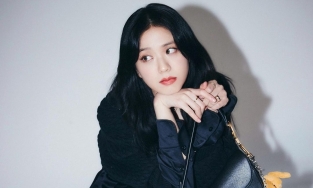 Giữa bao nhiêu cách phối đồ với Dior Saddle mà sao Jisoo lại diện một cây đen thui như vậy? 