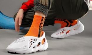 Adidas Yeezy Foam Runner: Đôi giày nhìn như hóa thạch khủng long của Kanye West bỗng dưng hot lại 