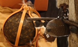 Túi Louis Vuitton nhìn như đồ chơi trẻ con nhưng lại có giá đắt đỏ