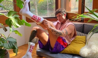 Jean Paul Gaultier tung ra mẫu tất để ủng hộ tổ chức y tế